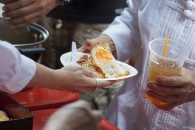 Yardım etmek ve paylaşmak için yoksulları beslemek