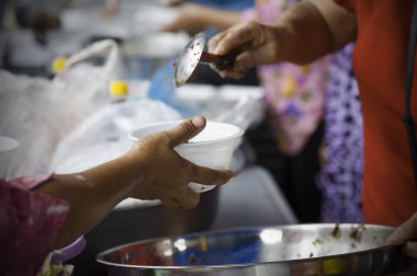 Zenginler fakirlere yemek verir. açlık kavramı