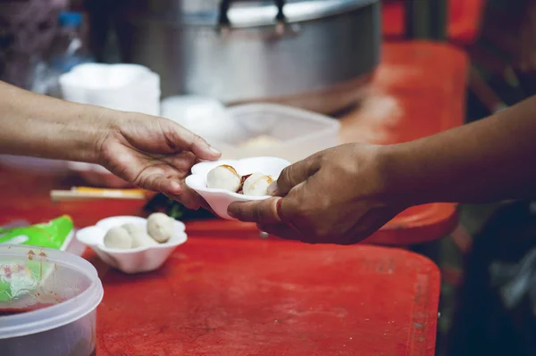 Mani Dei Poveri Ricevono Cibo Dalla Parte Del Donatore Concetto — Foto Stock