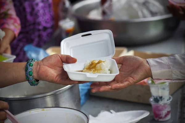 Ricchi Danno Cibo Poveri Concetto Fame — Foto Stock