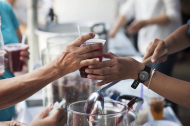 Toplumda birbirlerine yardım etmek için fakirleri besliyorlar. Hayırseverlik kavramı
