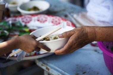 Açlığı hafifletmek için evsiz insanları beslemeye yardım edin. yoksulluk kavramı