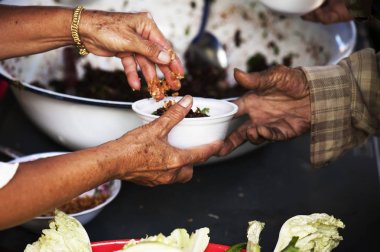 Açlık yardımı insanlara yardım için gıda bağışı.