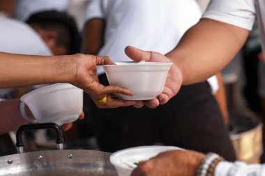 Açlığı hafifletmek için fakirleri beslemek. kavramı vermek