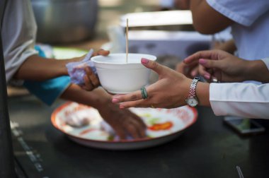 Toplumda fakirleri beslemek