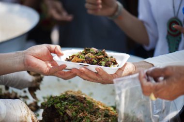 Toplumda fakirleri beslemek