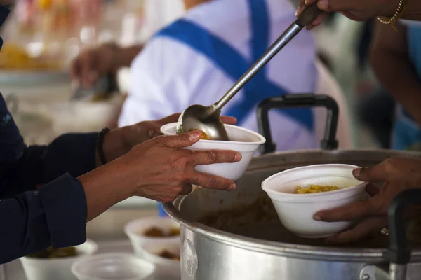 Donar Comida Mendigo Concepto Caridad — Foto de Stock