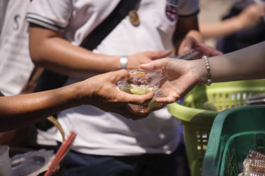 dilenci için gıda besleme yoksulluk kavramı
