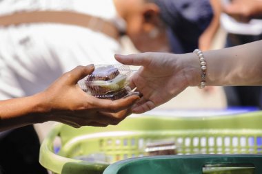 Yoksullara yiyecek paylaşımına yardım eden toplum