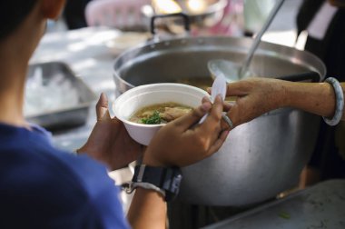 Fakirleri bir dilencinin elleriyle beslemek. Yoksulluk kavramı