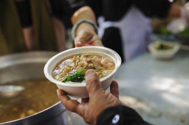 Fakirleri bir dilencinin elleriyle beslemek. Yoksulluk kavramı