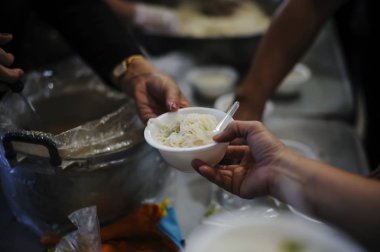 Fakirleri bir dilencinin elleriyle beslemek. Yoksulluk kavramı