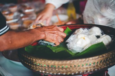 Açlığı azaltmak için dilencilere yiyecek vermek: gıda ihtiyacı ve açlık kavramı.