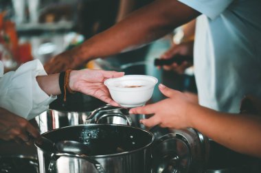 Açlığı azaltmak için dilencilere yiyecek vermek: gıda ihtiyacı ve açlık kavramı.