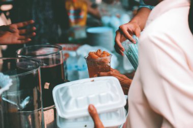 Yoksul ve evsizler için sıcak yemek: yardım vermek kavramı