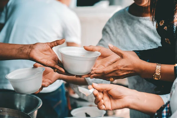 Açlığı azaltmak için dilencilere yiyecek vermek: gıda ihtiyacı ve açlık kavramı.