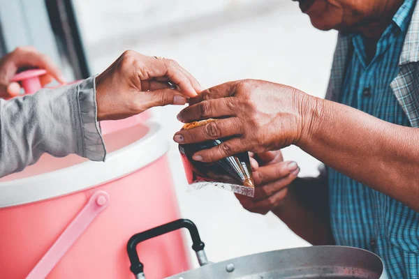 Açlığı azaltmak için dilencilere yiyecek vermek: gıda ihtiyacı ve açlık kavramı.
