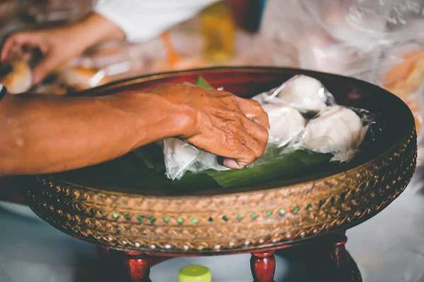 Sadaka gıda, evsizlere yardım etmek için yiyecek sunan yoksul aç gönüllüler için Gıda : diğer insanlardan yardım alma fikri