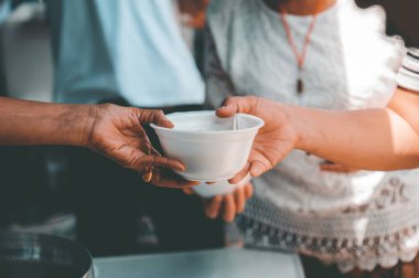 Gönüllülerden yoksullar için yiyecek alma: beslenme kavramı