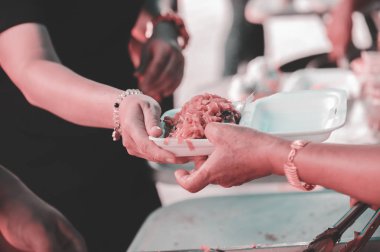 Gönüllüler yoksullara yiyecek bağışlıyorlar: yardım kavramı