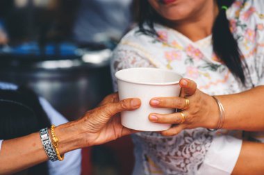 Açlığı hafifletmek için evsiz toplumda gıda ihtiyaçları : yoksullar için açlık kavramı