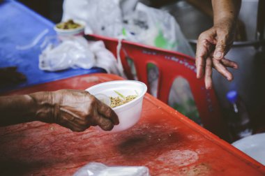 Açlık sorunları gıda bağışları ile yardımcı: verme kavramı