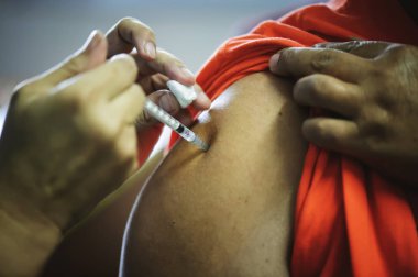 Doktor hastayı aşıladı: hastalık önleme ve tıbbi tedavi kavramları