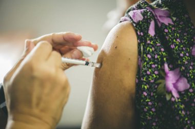 Doktor hastayı aşıladı: hastalık önleme ve tıbbi tedavi kavramları