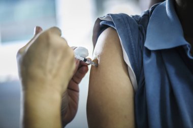 Doktor hastayı aşıladı: hastalık önleme ve tıbbi tedavi kavramları