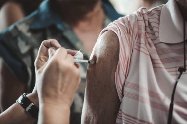 Hasta grip önlemek için kol aşısı: hastalık önleme kavramı