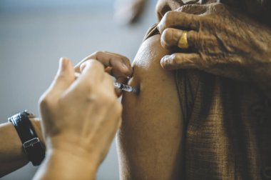 Hasta grip önlemek için kol aşısı: hastalık önleme kavramı