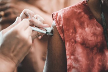 Hasta grip önlemek için kol aşısı: hastalık önleme kavramı