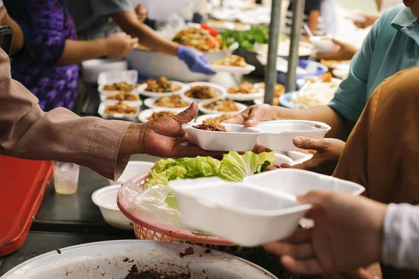 Manos Mendigos Que Aceptan Alimentos Manos Voluntarios Que Vienen Ayudar — Foto de Stock