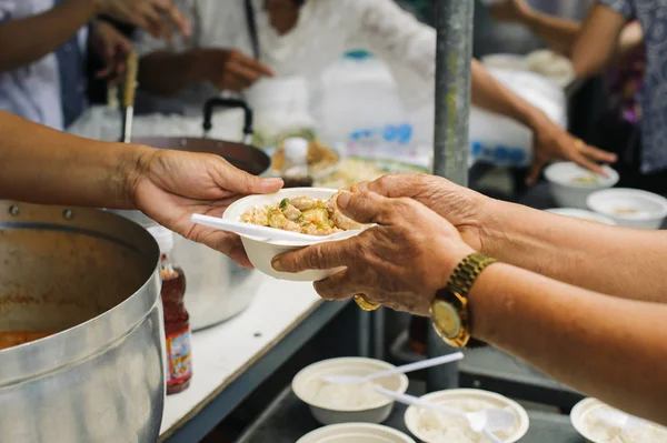 亚洲社会贫困概念 志愿者与穷人分享食物以缓解饥饿 — 图库照片
