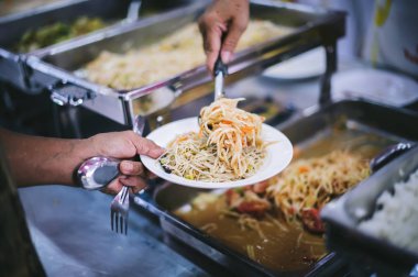 Fakirlere karınlarını doyurmaları ve açlığı hafifletmeleri için bedava yiyecek sağlamak: beslenme, yardım ve paylaşma kavramı
