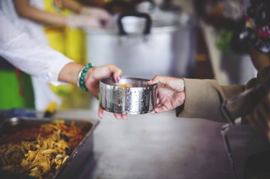 Fakirlere karınlarını doyurmaları ve açlığı hafifletmeleri için bedava yiyecek sağlamak: beslenme, yardım ve paylaşma kavramı