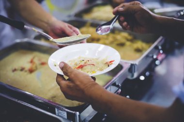 Evsizlere yemek, dilencilere bedava yemek, onlara yemek verme kavramı.