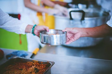 Evsizlere yemek, dilencilere bedava yemek, onlara yemek verme kavramı.