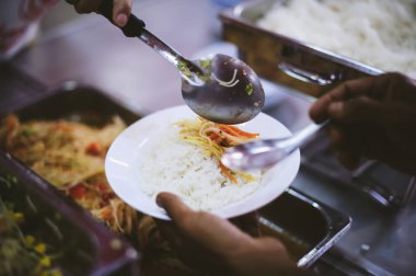 Fakirin eli, yiyeceği veren kişinin elinden alır: beslenmeye yardım etme kavramı.