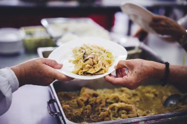 Yiyecek bağışlarıyla insanlara yardım etmek, açlık ve açlığı azaltmak: yoksulluk kavramı