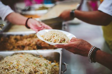 Yiyecek bağışlarıyla insanlara yardım etmek, açlık ve açlığı azaltmak: yoksulluk kavramı