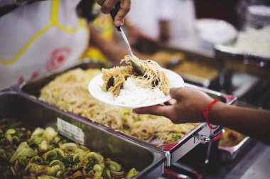 Fakirlere karınlarını doyurmaları ve açlığı hafifletmeleri için bedava yiyecek sağlamak: beslenme, yardım ve paylaşma kavramı