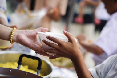 Dilenci, bağış yapanlardan yiyecek dileniyor: Toplumdaki Fakirlere Yiyecek Bağışı Konsepti