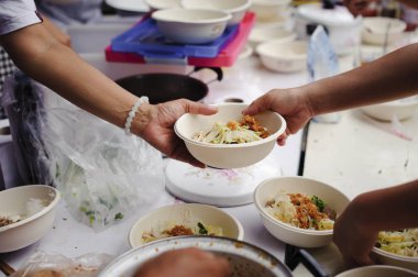 İnsanlar çok fazla yoksulluk çekiyor, gelin ve bedava yemek için bekleyin: Asya toplumunda yoksulluk kavramı