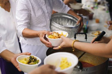 Yoksullara yiyecek bağışlamak: İnsanlar çok yoksulluk çekiyor, gelin ve beleş yemeği bekleyin