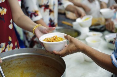 İnsan toplumlarında yiyecek paylaşımı evsiz insanlara yardımcı olabilir: Evsizlerle Gıda Paylaşım kavramı