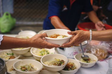 Açlık ve Gıda ile Mücadele kavramı: Açlıktan muzdarip yoksullara ve yoksullara yiyecek bağışlamak