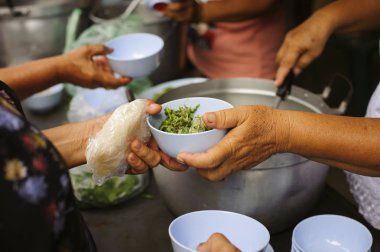 Yoksulları bir dilencinin ellerine vermek: Kıtlık ve sosyal eşitsizlik kavramı: Yoksulluk konsepti için besin beslemek: Yoksullara yiyecek paylaşımına yardım etme toplumu