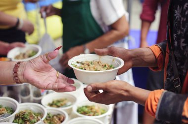 Yoksulları bir dilencinin ellerine vermek: Kıtlık ve sosyal eşitsizlik kavramı: Yoksulluk konsepti için besin beslemek: Yoksullara yiyecek paylaşımına yardım etme toplumu