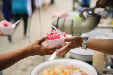 Dilencilerin elleri yiyecek kıtlığı kavramına bağışlanmış yiyecekler alır.